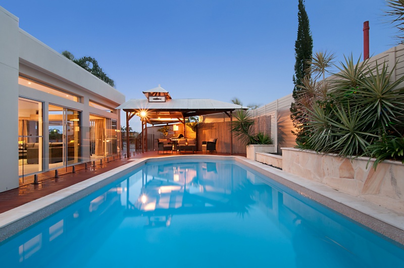 Elite Holiday Homes - ENDLESS SUMMER | lodging | 27 Merrimac Blvd, Broadbeach Waters QLD 4218, Australia | 0755923881 OR +61 7 5592 3881