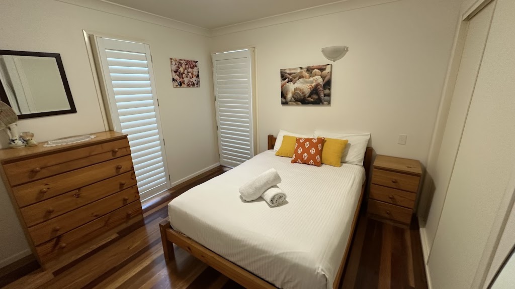 Que Sera Beach house | 25 Mooloomba Rd, Point Lookout QLD 4183, Australia | Phone: (07) 3415 3949