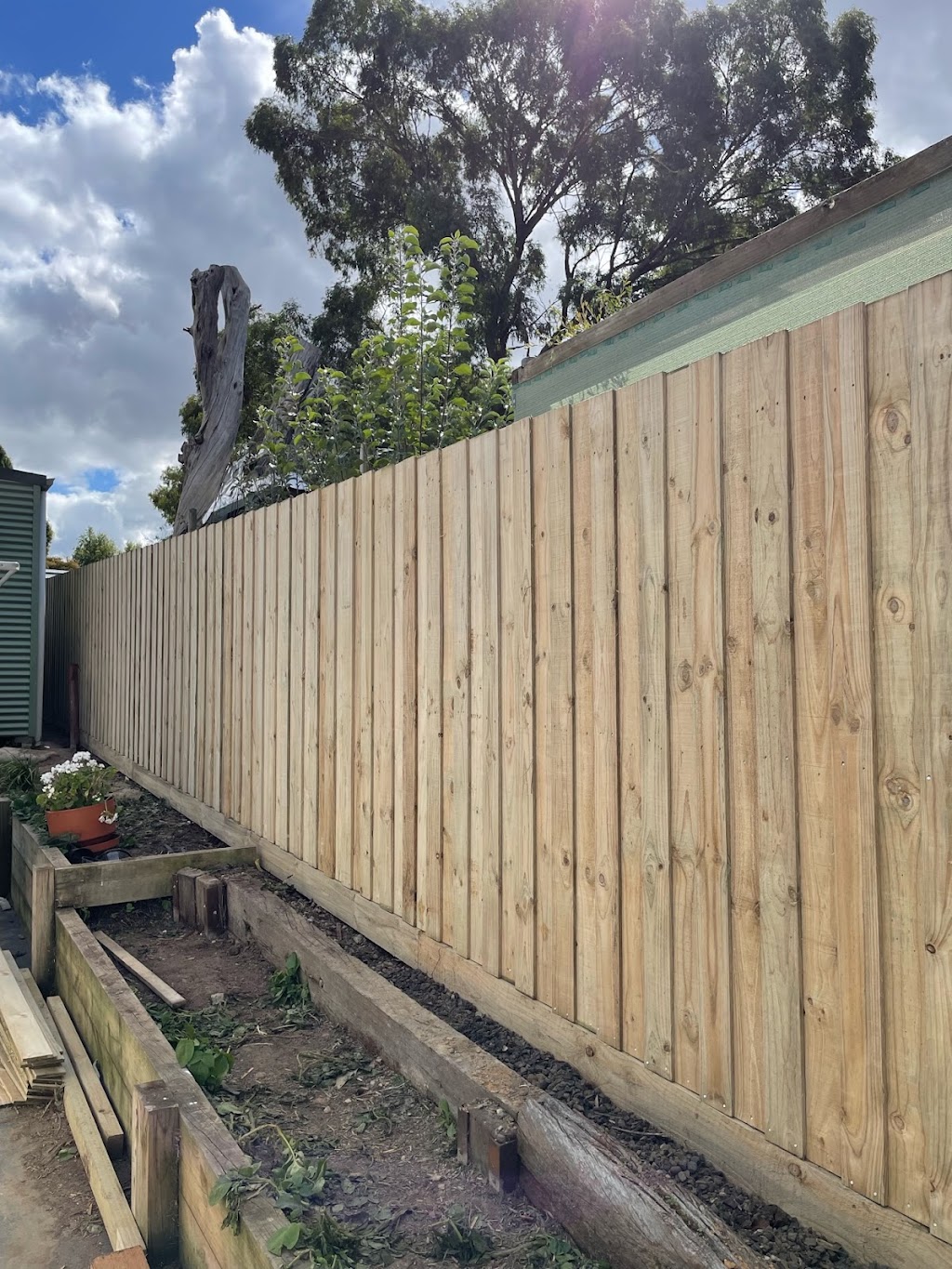 Little Fencing Company | High St, Woodend VIC 3442, Australia | Phone: 0419 160 978