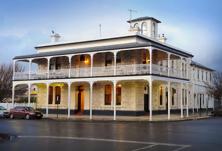 Royal Oak Hotel Penola | bar | 31 Church St, Penola SA 5277, Australia | 0887372322 OR +61 8 8737 2322