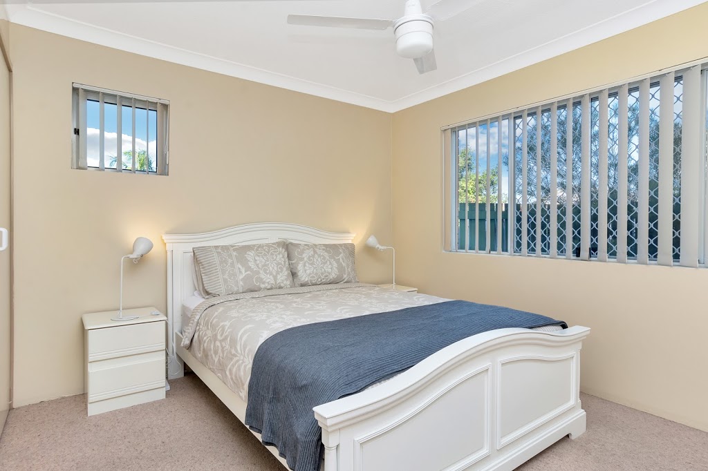 Superb + Convenient 2 Bedroom Courtyard Apartment | 11 Burlington St, Holland Park West QLD 4121, Australia | Phone: 0413 320 328