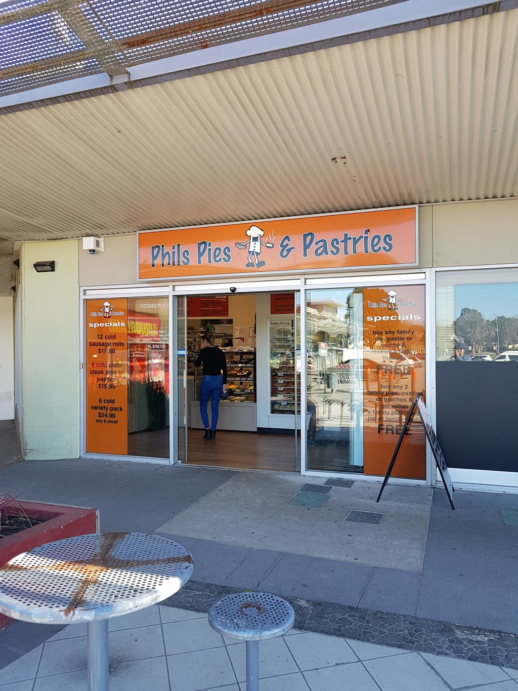 Phils Pies & Pastries | Parkhill Plaza, 5b/215-225 Parkhill Dr, Berwick VIC 3806, Australia | Phone: (03) 8790 1113