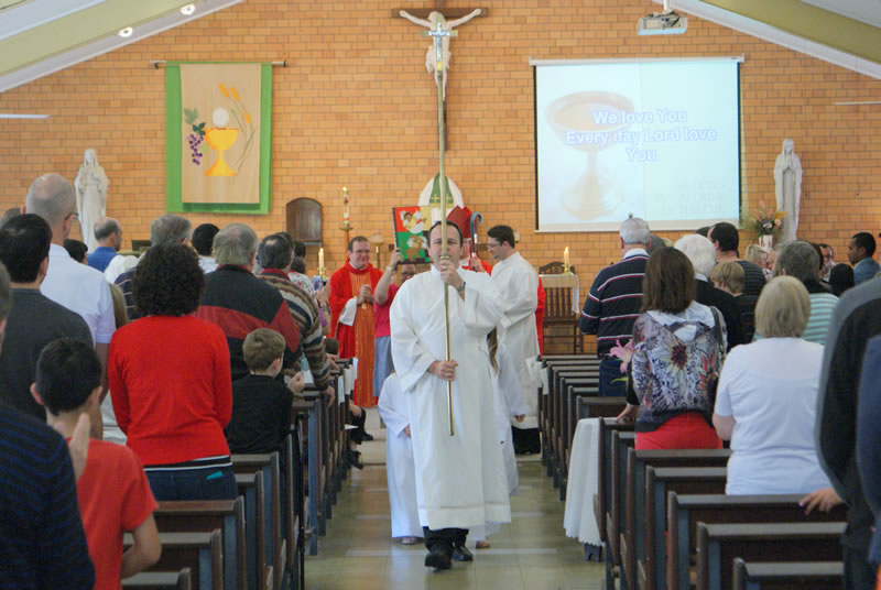 St Mary Magdalenes Catholic Church | church | 51 Cecil Rd, Bardon QLD 4065, Australia | 0733695351 OR +61 7 3369 5351