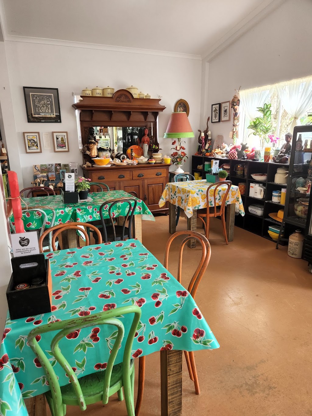 The Happy Apple Cafe | 2 Crooks Valley Rd, Crystal Creek NSW 2484, Australia | Phone: 0432 242 888
