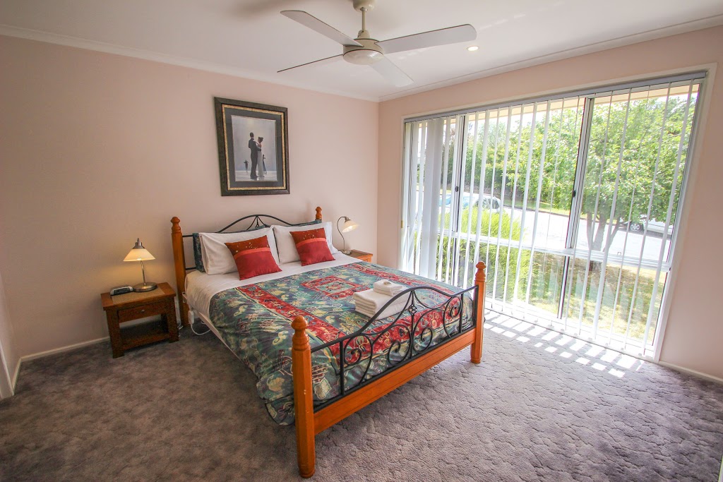 Hargreaves House | lodging | 4 Hargreaves Rd, Bright VIC 3741, Australia | 0357592555 OR +61 3 5759 2555