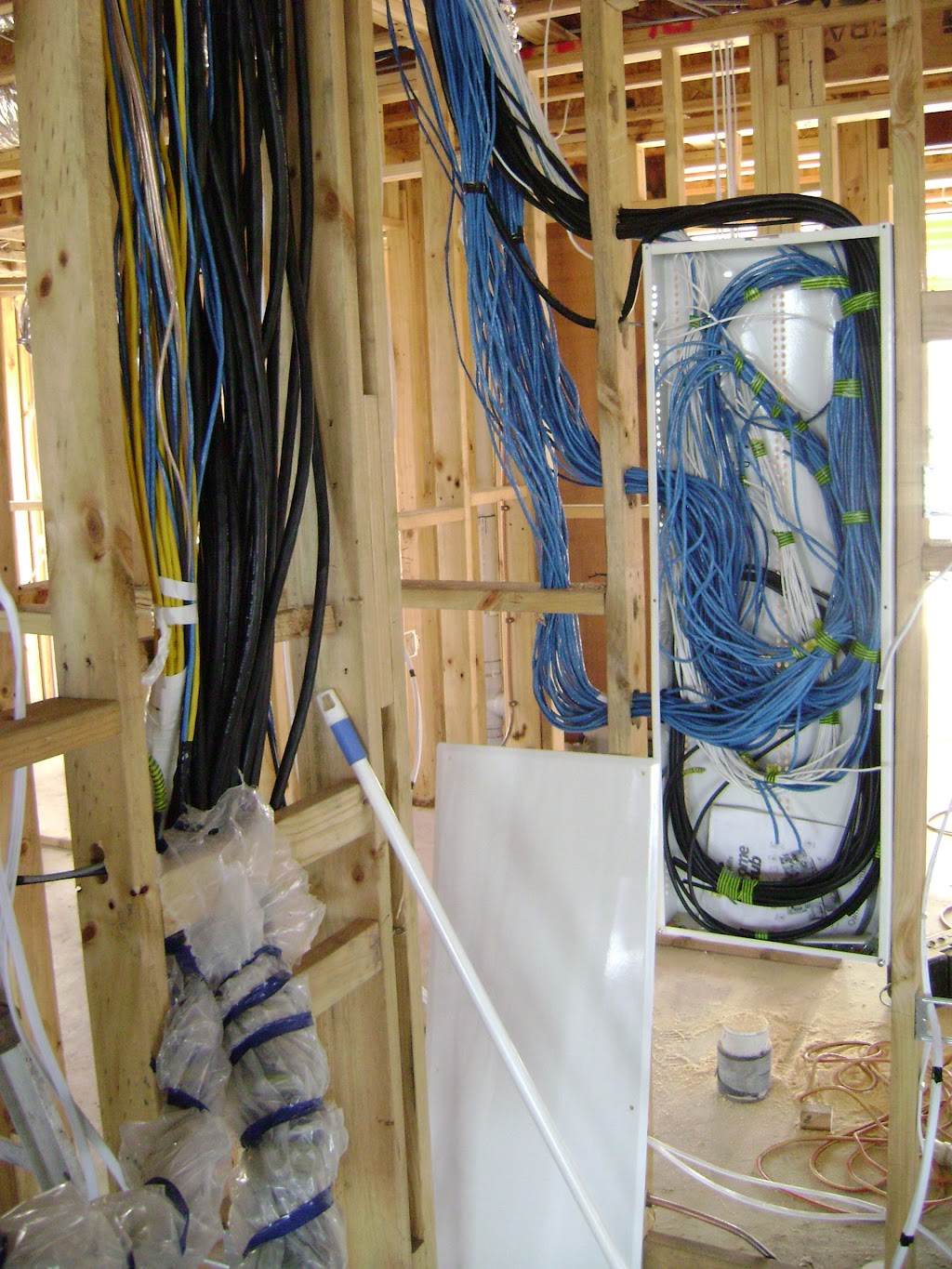 Smart cabling solutions |  | Heeb St, Ashmore QLD 4215, Australia | 0410817455 OR +61 410 817 455