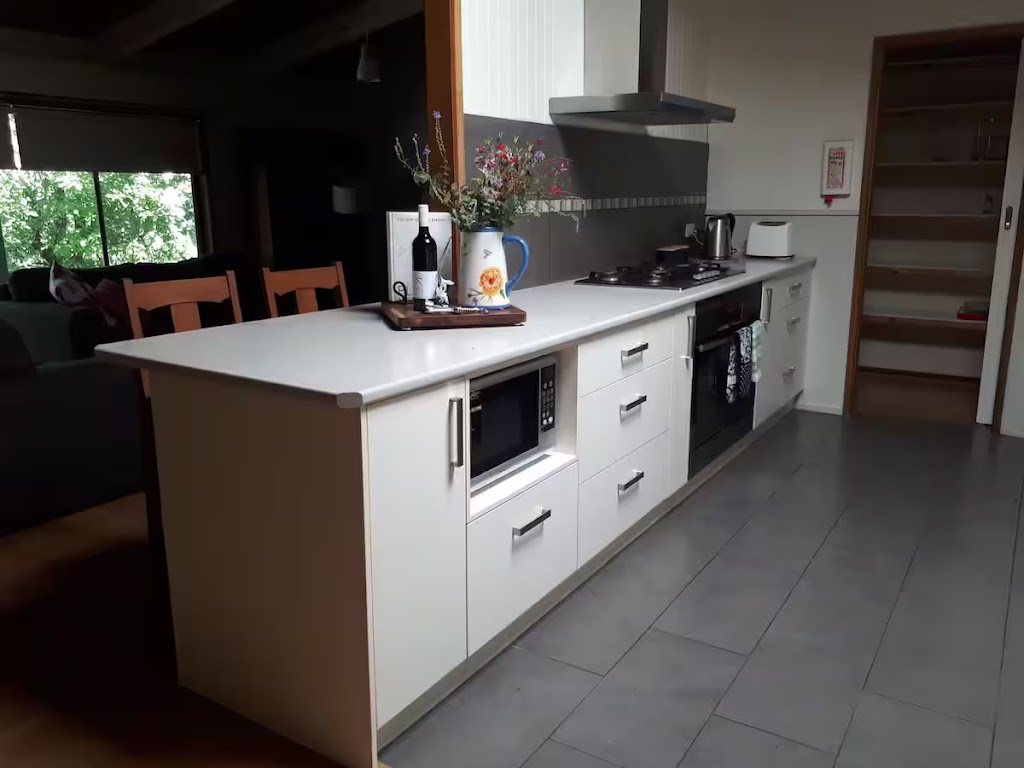 Mansfield Cottage and Studio | 65 Mt Battery Rd, Mansfield VIC 3722, Australia | Phone: 0419 307 509