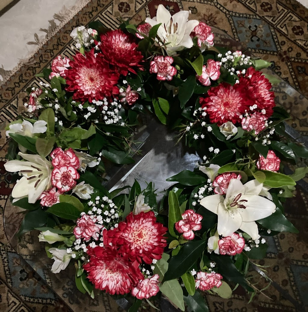 Myees Flowers & Giftbox Boutique Macleay Island | 37 Baracoota St, Macleay Island QLD 4184, Australia | Phone: 0458 922 993