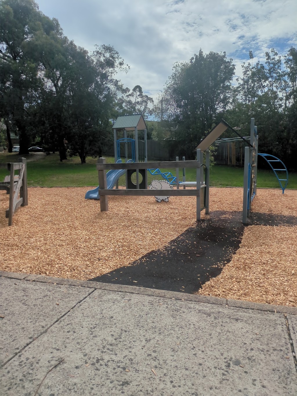 Castleton Park Playground | 1 Myddleton Dr, Viewbank VIC 3084, Australia | Phone: (03) 9490 4222
