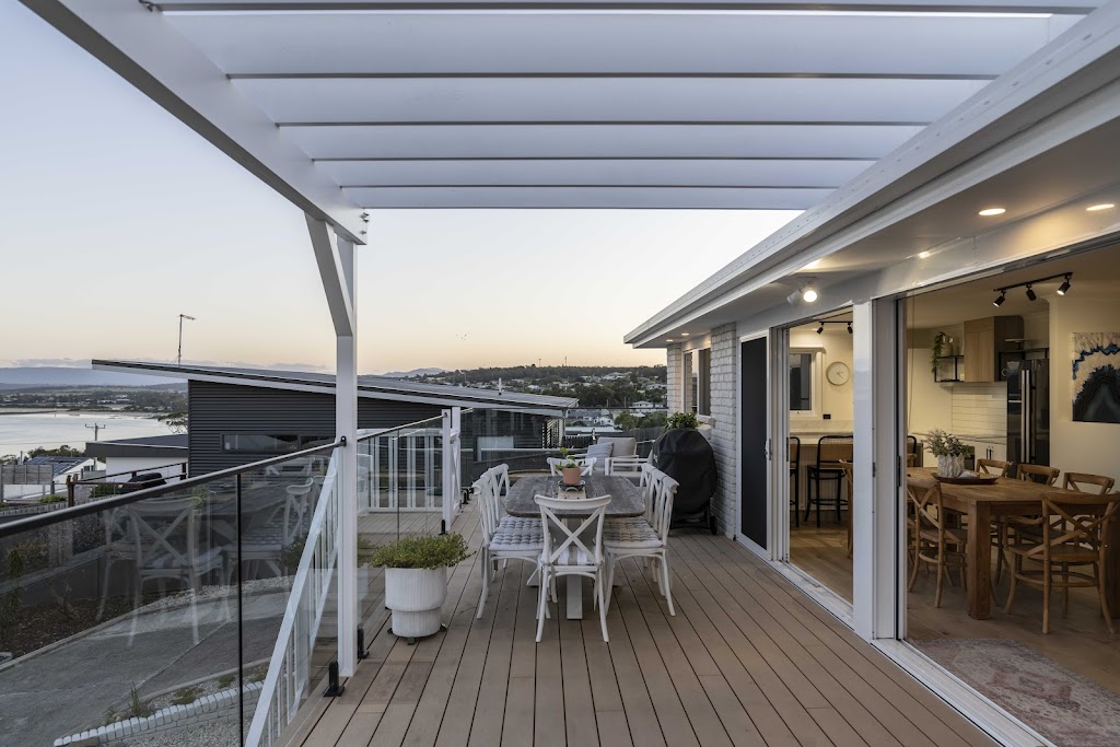 The Deck on Westwood (Airbnb) | 123A Westwood St, Bridport TAS 7262, Australia | Phone: 0438 604 469