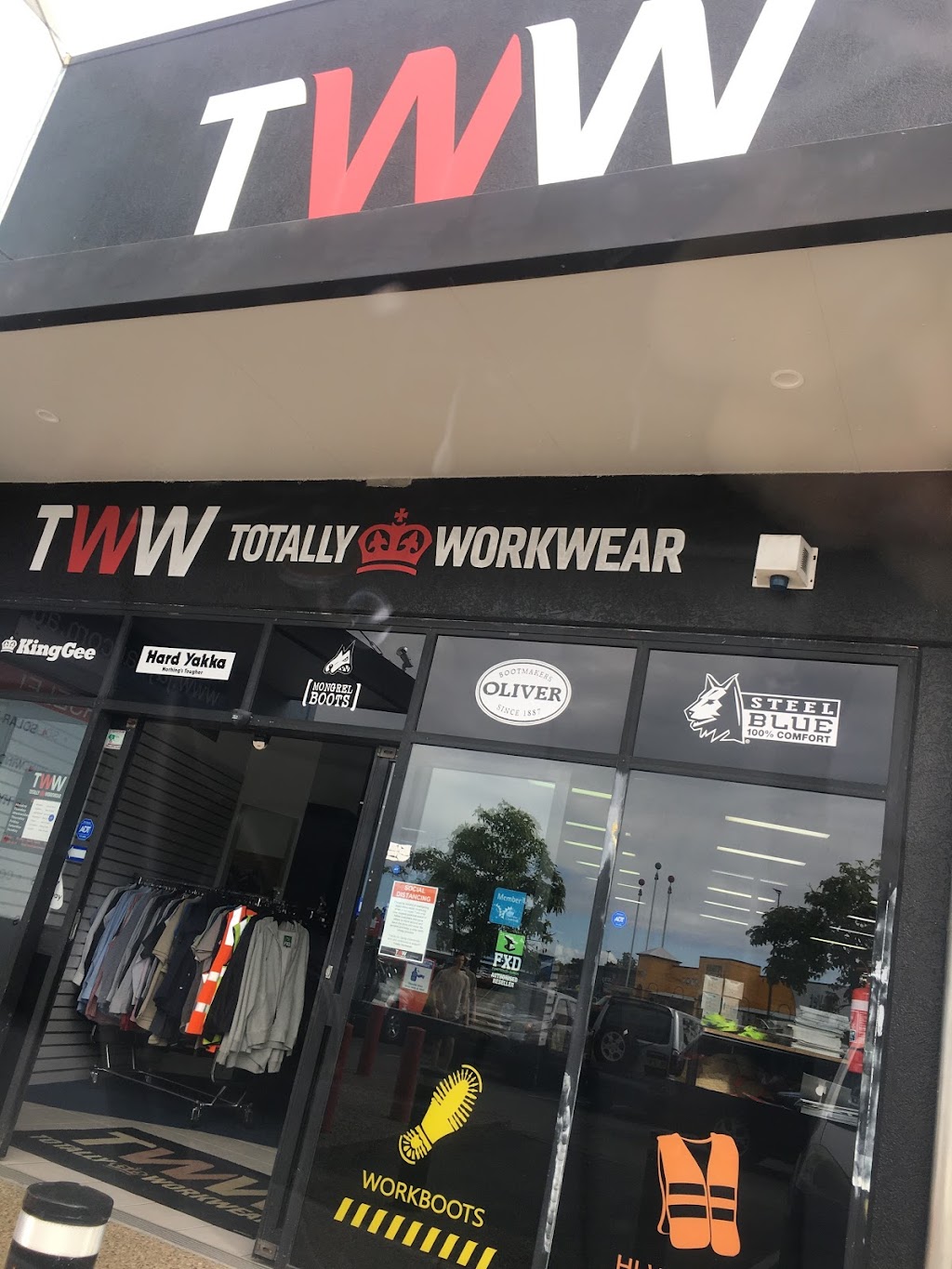 Totally Workwear Tweed Heads South | 3b/32 Greenway Dr, Tweed Heads South NSW 2486, Australia | Phone: (07) 5523 4522