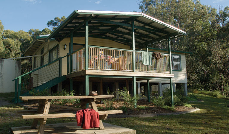 Tuckers Rocks Cottage | lodging | 404 Tuckers Rock Rd, Repton NSW 2454, Australia | 0266520900 OR +61 2 6652 0900
