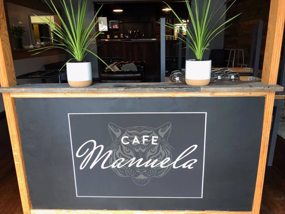 Cafe Manuela | restaurant | 4 Wollombi Rd, Cessnock NSW 2325, Australia | 0249902184 OR +61 2 4990 2184