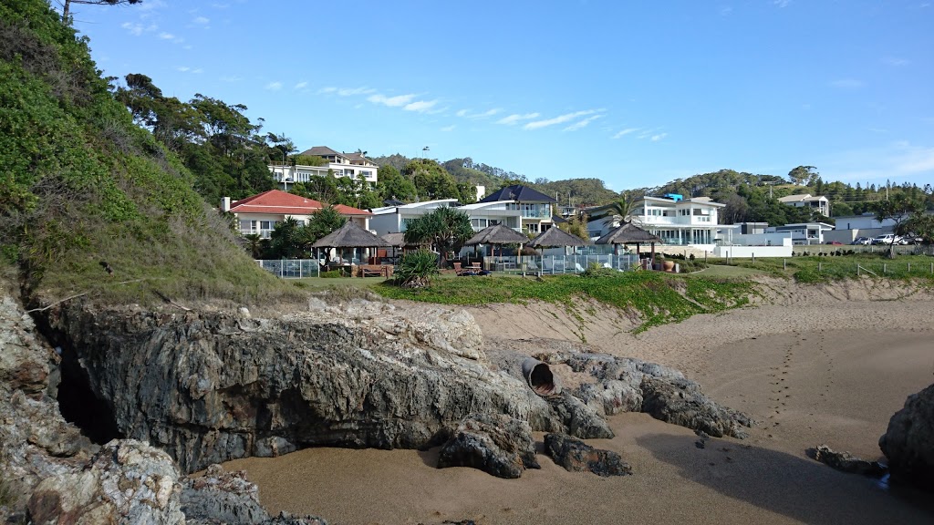 Luxury Beach Getaways | 9a Beachfront Cl, Sapphire Beach NSW 2450, Australia | Phone: 0434 486 660