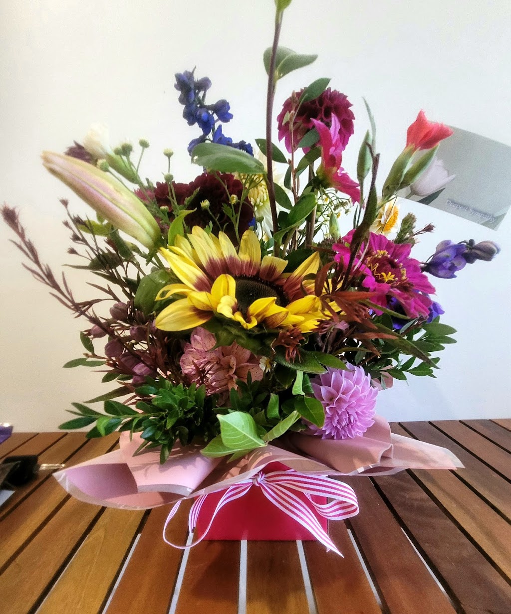 Beautiful blooms Guyra | 19 Lakeview Rd, Guyra NSW 2365, Australia | Phone: 0497 761 444