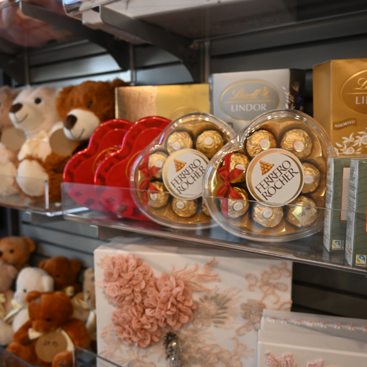 Petals n Blooms | Shop 12c/90-98 Glenmore Ridge Dr, Glenmore Park NSW 2745, Australia | Phone: 0405 765 432