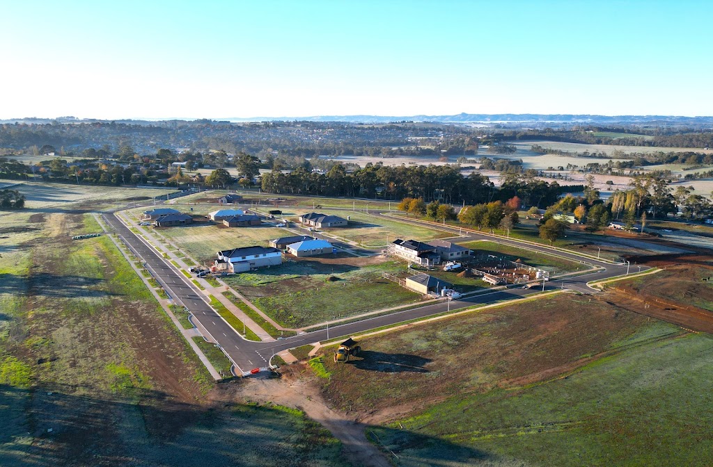 Drouin Fields Estate | 70 Gardner and Holman Rd, Drouin VIC 3818, Australia | Phone: 0466 990 241