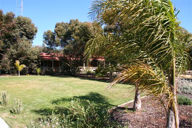 Moonta Bay Seaside Retreat | real estate agency | 41 Moontana Ave, Moonta Bay SA 5558, Australia | 0411276223 OR +61 411 276 223