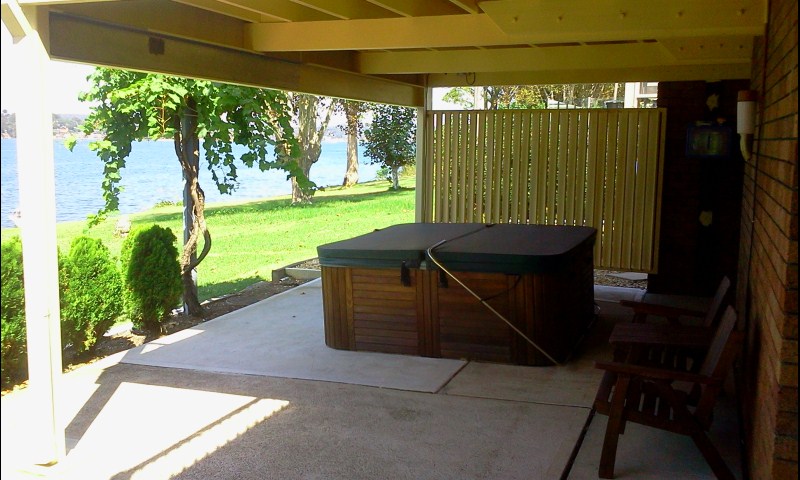 Bonderosa on the Lake | lodging | 2 George St, Marmong Point NSW 2284, Australia | 0414080063 OR +61 414 080 063