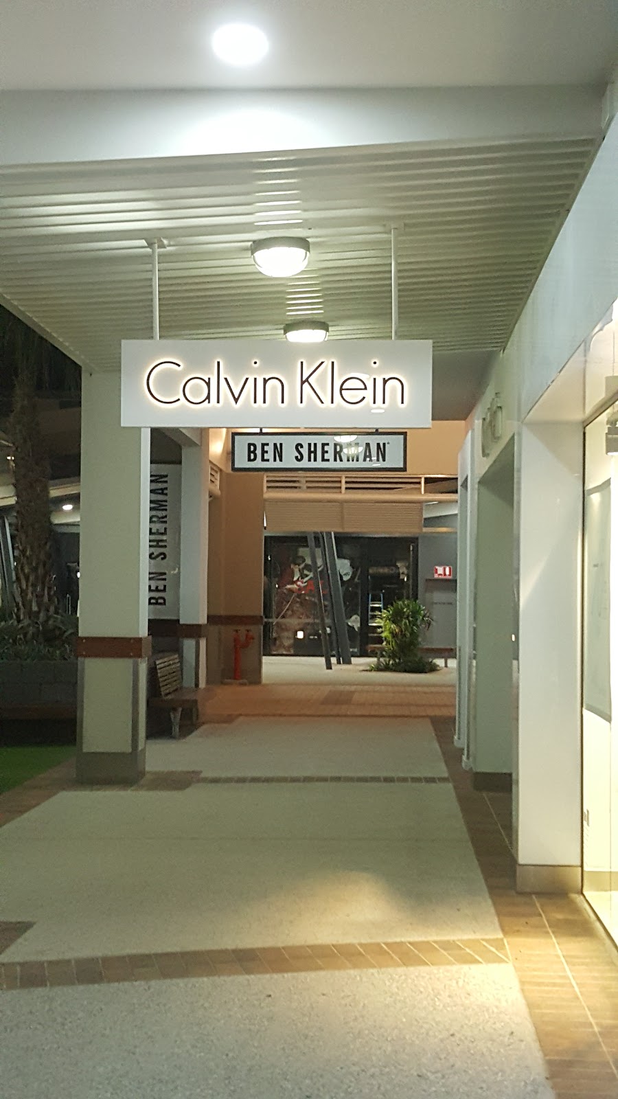Calvin Klein Harbour Town | C17/147/189 Brisbane Rd, Biggera Waters QLD 4216, Australia | Phone: (07) 5537 8629