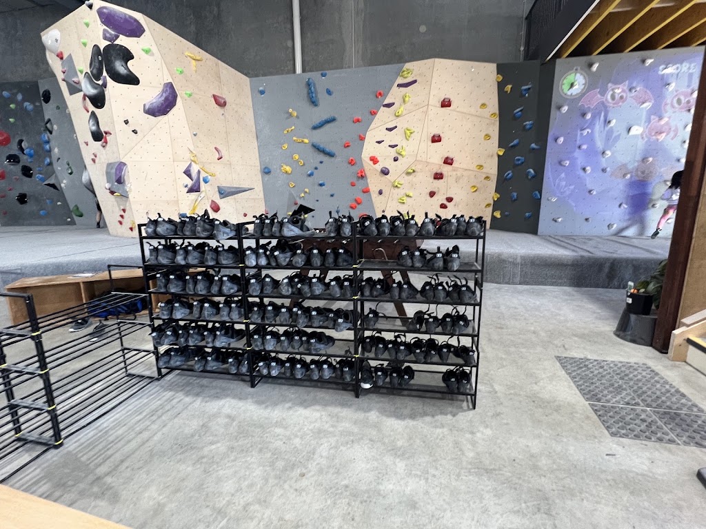 Dynomite Indoor Bouldering Gym Albion Park Rail | 114 Princes Hwy, Albion Park Rail NSW 2527, Australia | Phone: 0422 536 801