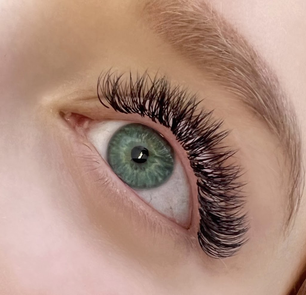 Miss Daisy Lashes | 16 Seagull Ave, Mermaid Beach QLD 4218, Australia | Phone: 0400 337 391