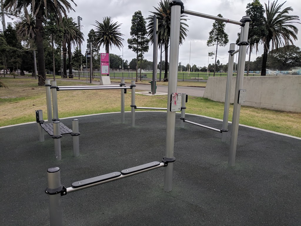 Outdoor Fitness Equipment at Giles’ Park | gym | Moore Park NSW 2021, Australia | 0293396699 OR +61 2 9339 6699