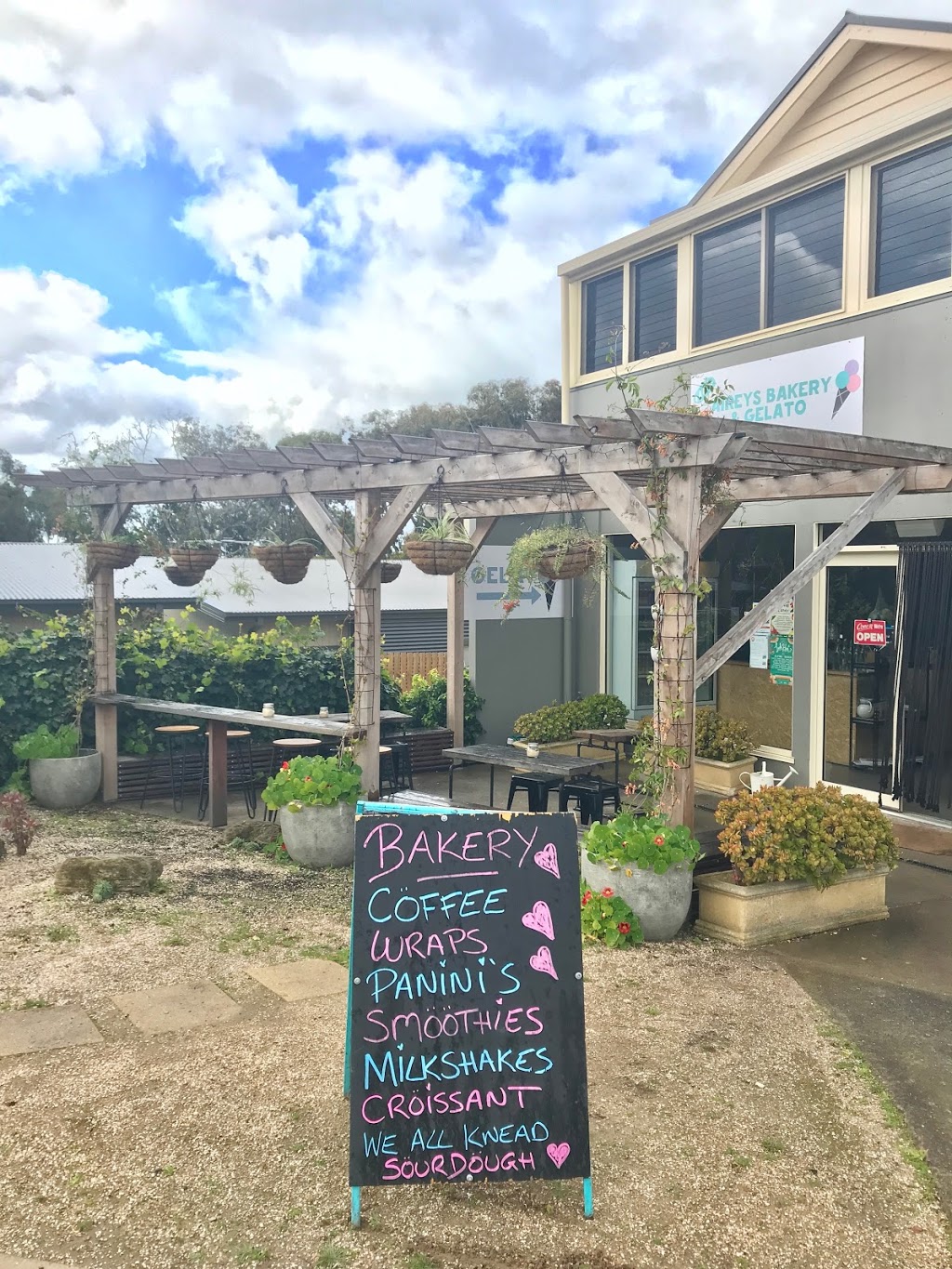 Aireys Bakery and Gelato | bakery | 26 Great Ocean Rd, Aireys Inlet VIC 3231, Australia | 0428379790 OR +61 428 379 790