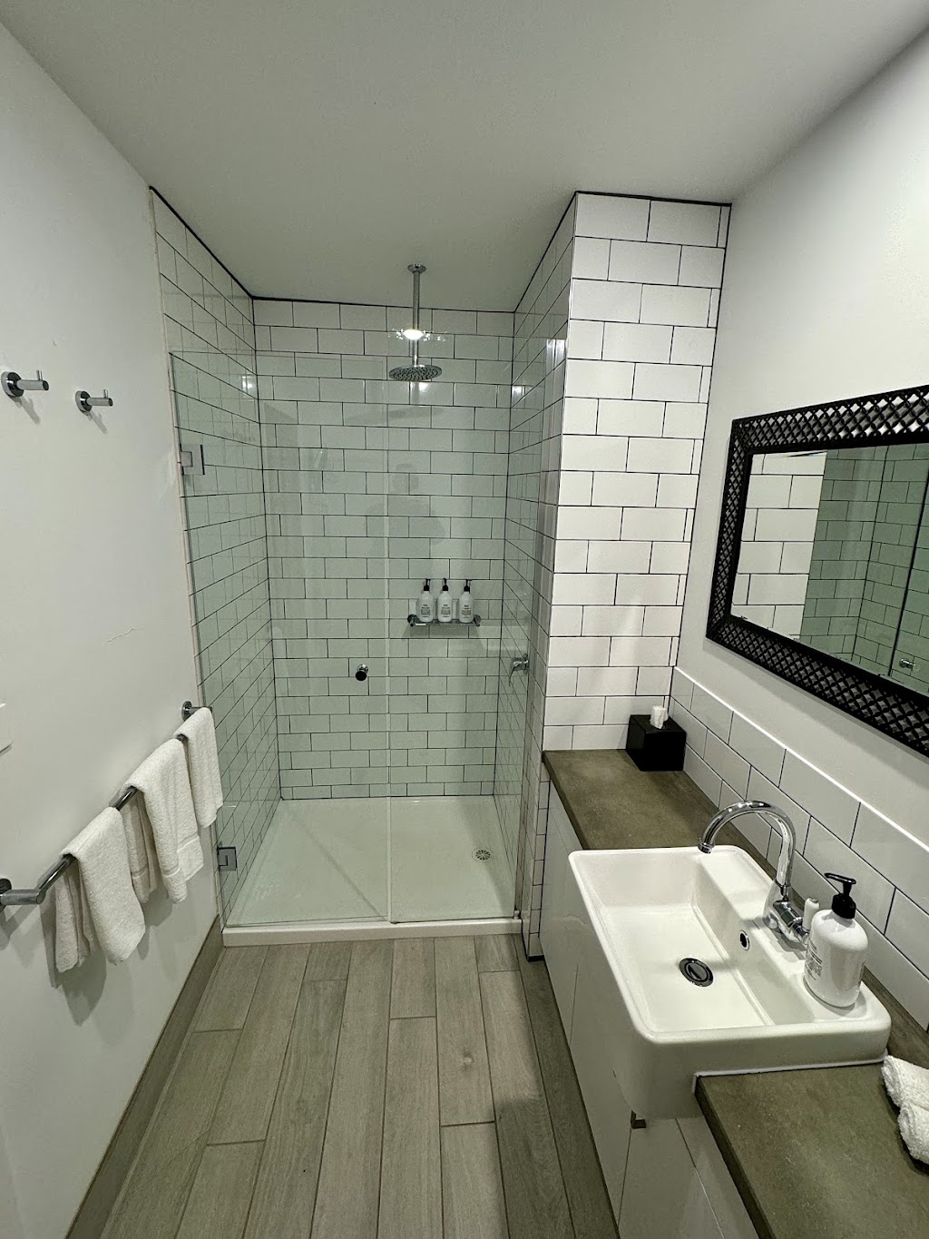 Daylesford Art Motel | 2 East St, Daylesford VIC 3460, Australia | Phone: (03) 5312 2772