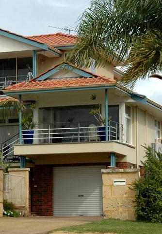 Casa de Riverside Short Stay. | 17 Habgood St, East Fremantle WA 6158, Australia | Phone: 0408 191 661