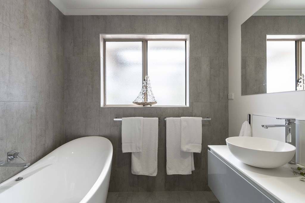 The Deck on Westwood (Airbnb) | 123A Westwood St, Bridport TAS 7262, Australia | Phone: 0438 604 469