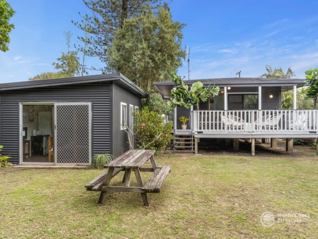 Zanzibar - Armstrong Family Beach House | 16 Pacific Esplanade, South Golden Beach NSW 2483, Australia | Phone: 0412 547 686