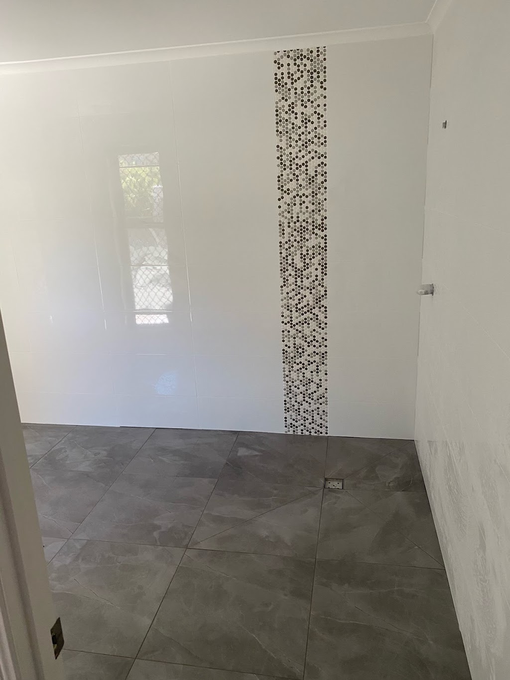 Lux Tiling | 100 McAuley Parade, Pacific Pines QLD 4211, Australia | Phone: 0450 040 528