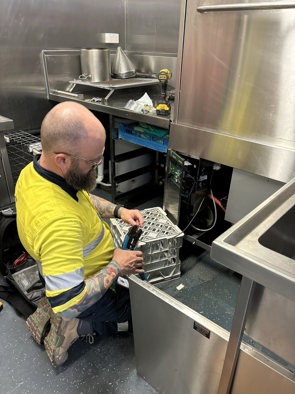 Astro Electrical Contractors | 17 Somervale Rd, Sandy Beach NSW 2456, Australia | Phone: 0481 789 689