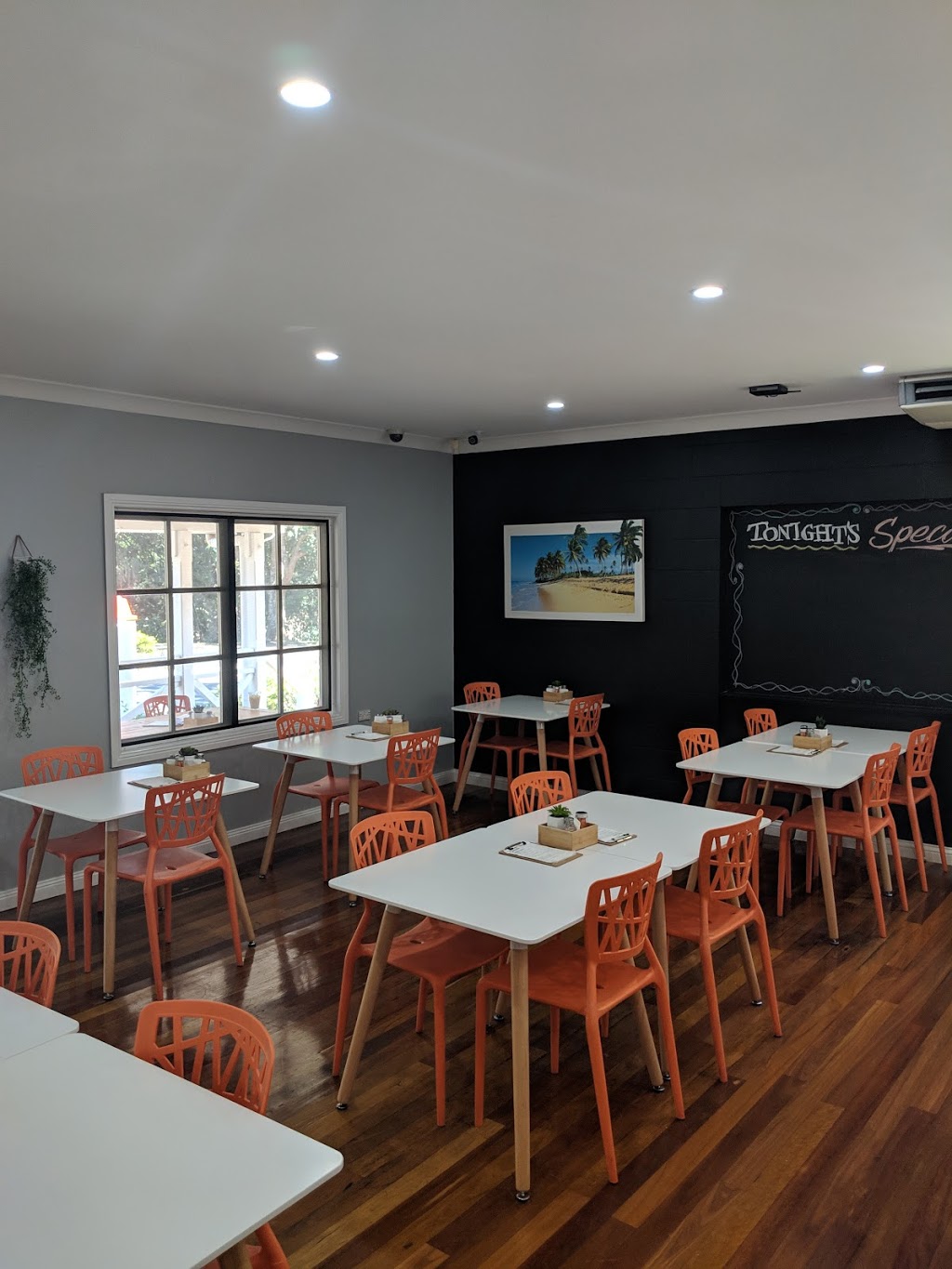 Cascades Cafe Bar And Grill | 1 Gamburra Dr, Redlynch QLD 4870, Australia | Phone: 0401 904 993