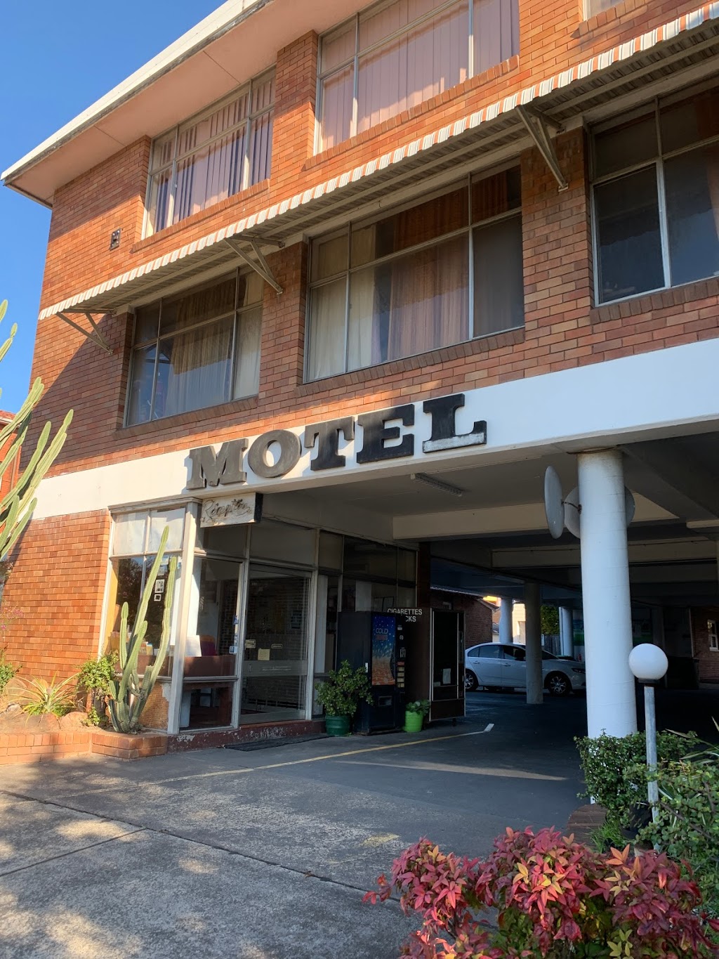 Thoroughbred Motel | 11 Alison Rd, Kensington NSW 2033, Australia | Phone: (02) 9662 6044