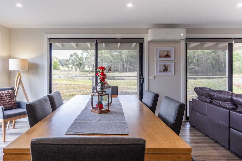 Paradise Valley Cottage and Lake in Spring Hill | 200 Paradise Valley Rd, Spring Hill VIC 3444, Australia | Phone: 0457 222 654
