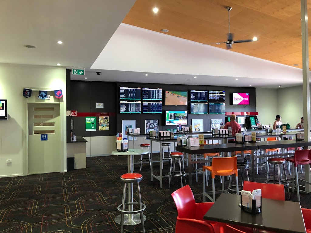 Mayfair Ridge Tavern | 7/11 Mayfair Dr, Emerald QLD 4720, Australia | Phone: (07) 4987 4081