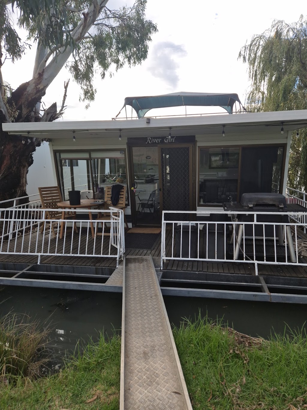 RiverGirl Houseboat Murray River, Murray Bridge SA | White Sands SA 5253, Australia | Phone: 0410 668 676