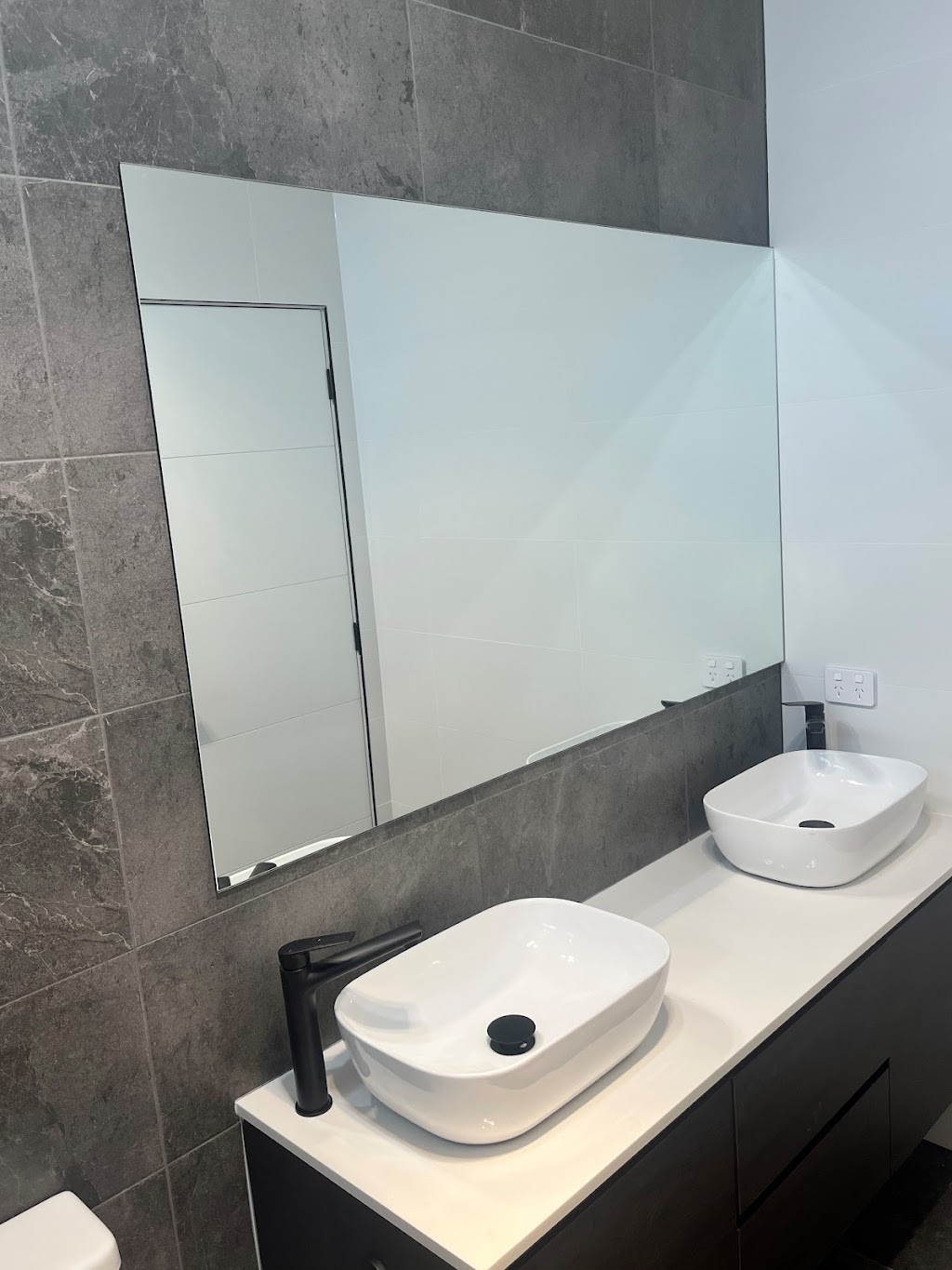 Atlas Glass | 5 Venture Cl, Morisset NSW 2264, Australia | Phone: 0466 522 244