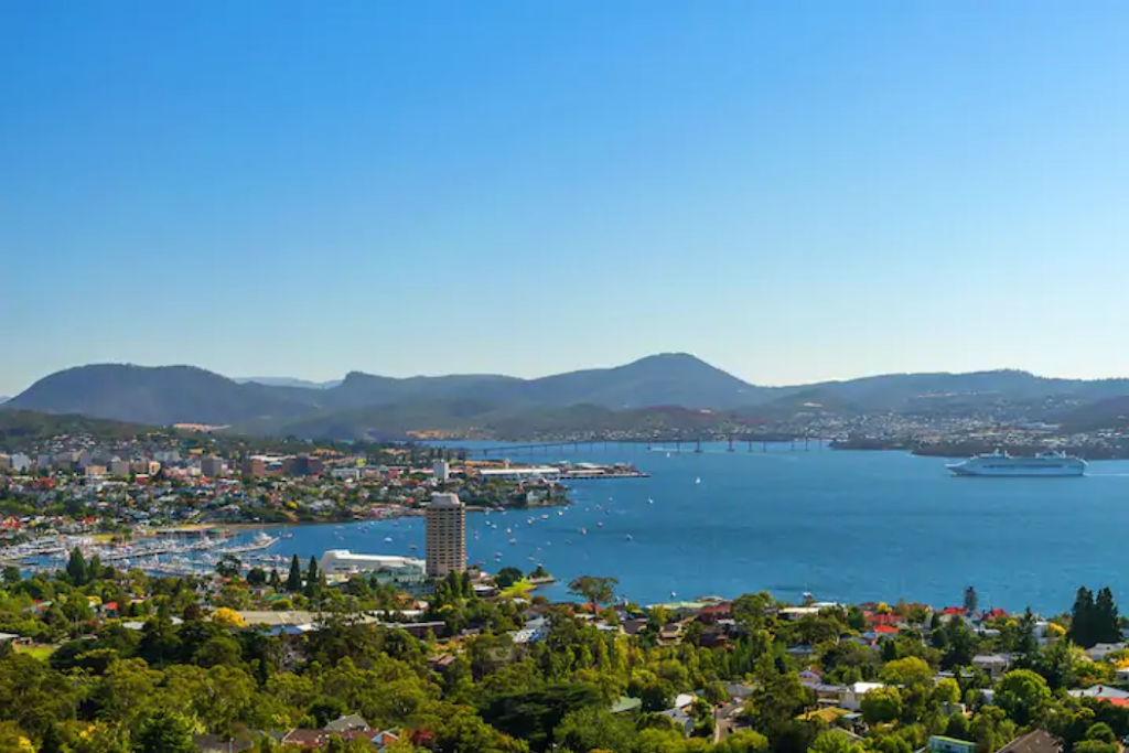 Airbnb at Million Dollar Views | 4 Ada Cres, Sandy Bay TAS 7005, Australia | Phone: 0405 777 178