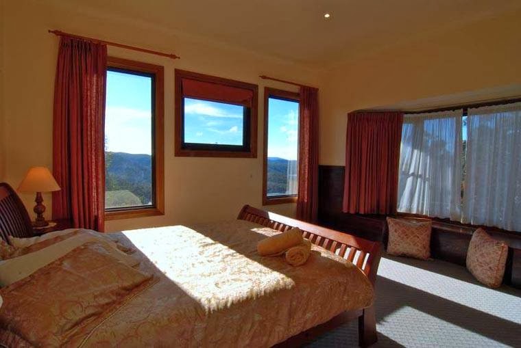 Bodhi View | lodging | 38 Tarella Rd, Wentworth Falls NSW 2782, Australia | 0247821995 OR +61 2 4782 1995