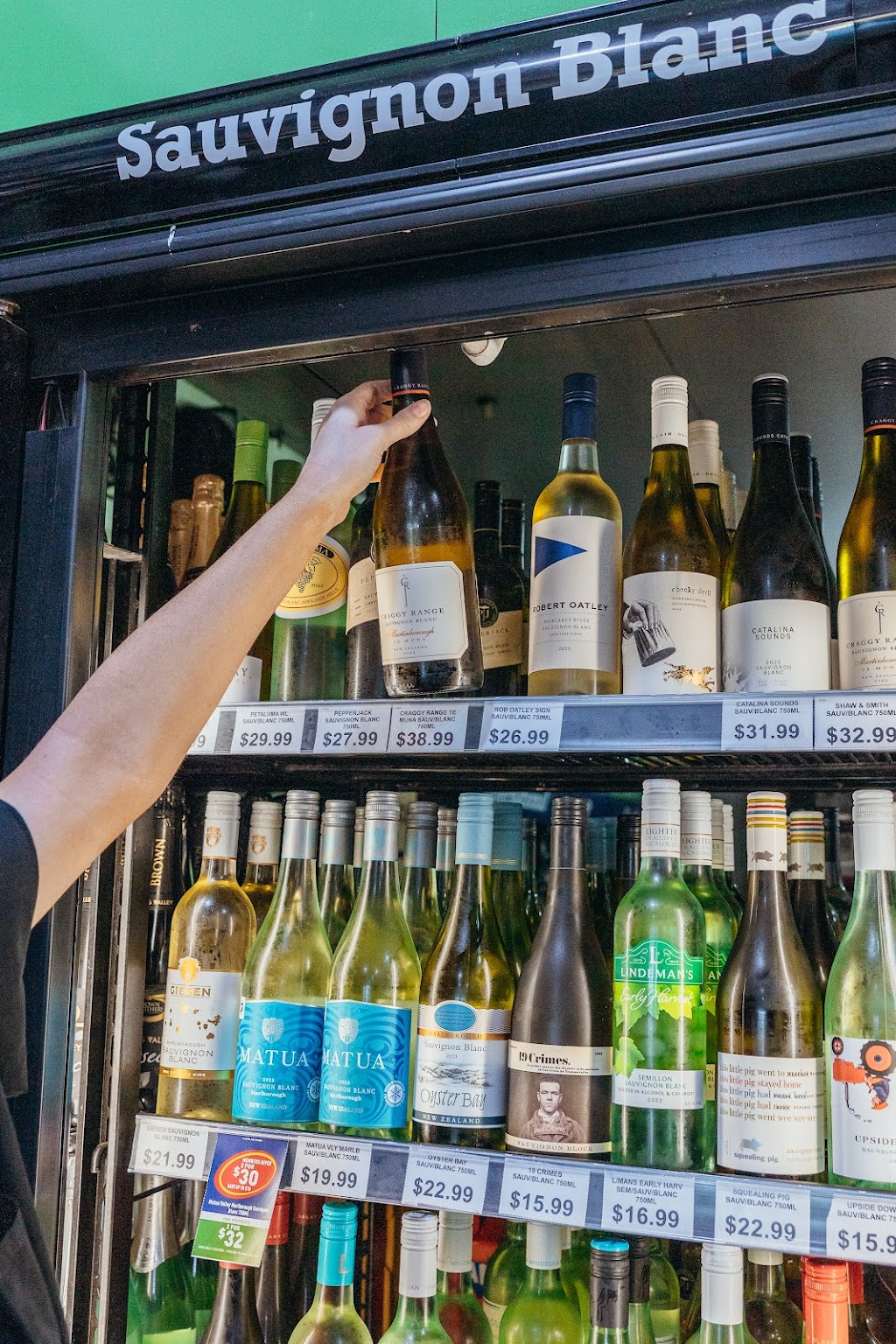 Liquor Legends Drive Thru - The Mayfair Hotel Emerald | 9/11 Mayfair Dr, Emerald QLD 4720, Australia | Phone: (07) 4987 4081