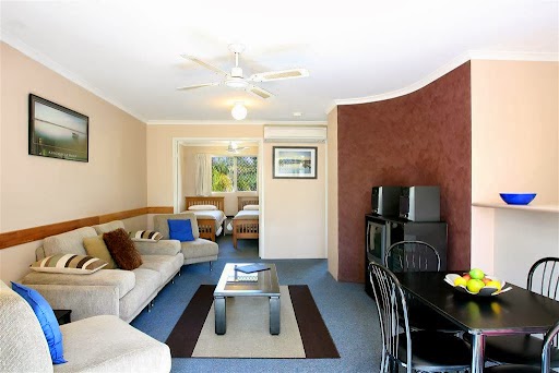 Weyba Gardens Resort | lodging | 24 Lake Weyba Dr, Noosaville QLD 4566, Australia | 0754490277 OR +61 7 5449 0277