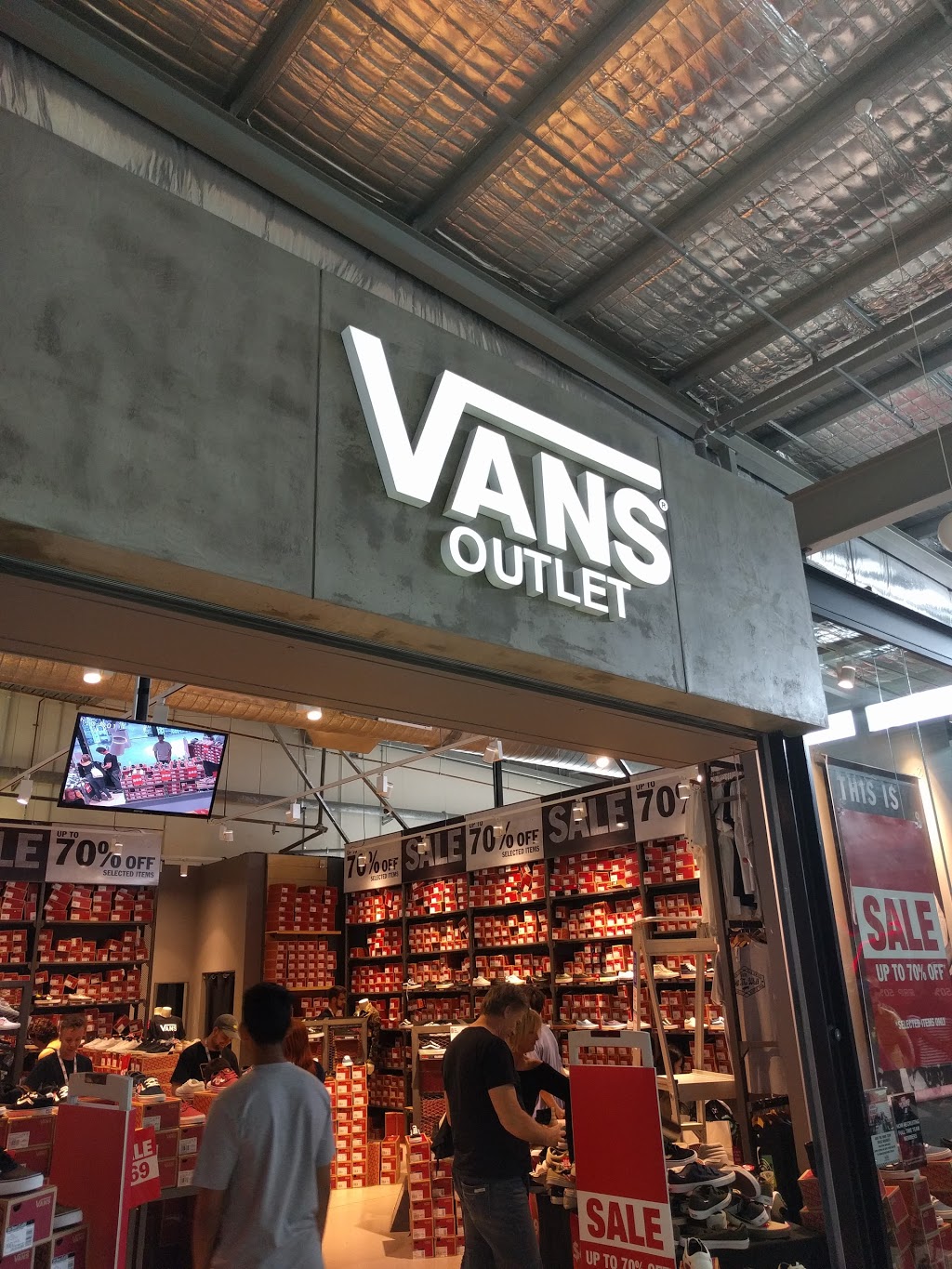 Vans Outlet Brisbane DFO | shoe store | Brisbane DFO, 1 Airport Dr, Brisbane Airport QLD 4007, Australia | 0731840983 OR +61 7 3184 0983
