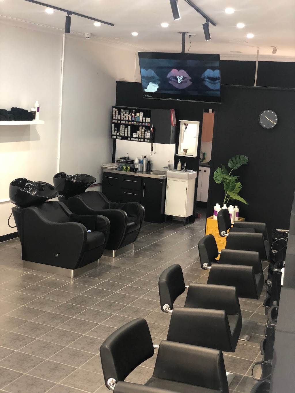 Aj’s Hairsalon and Barber | beauty salon | 3/3 Revesby Pl, Revesby NSW 2212, Australia | 0297736564 OR +61 2 9773 6564