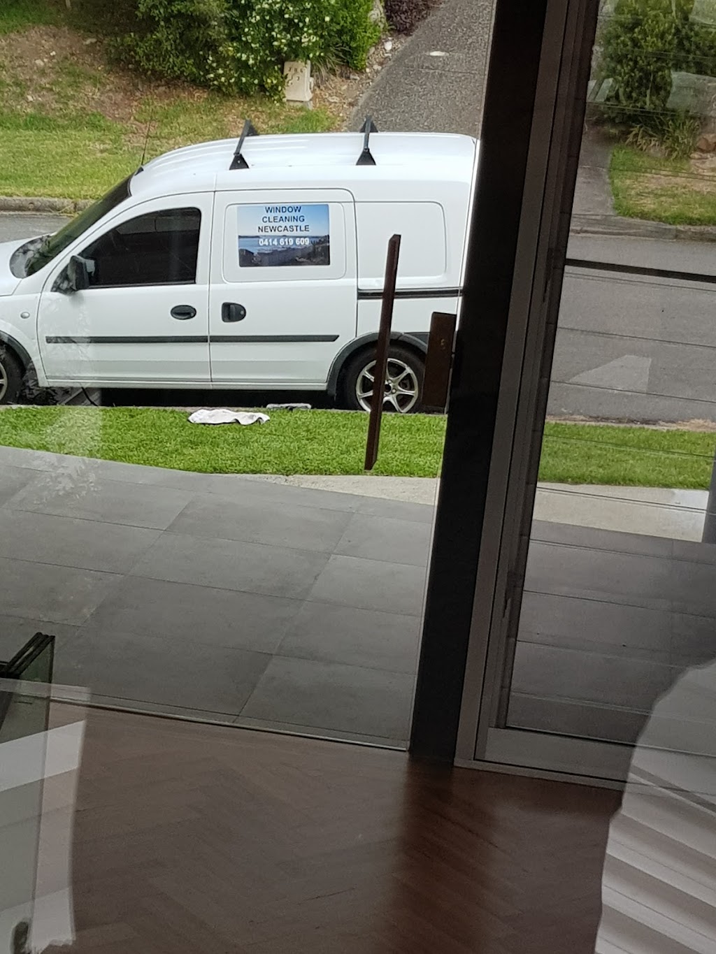 Window Cleaning Newcastle | 41a Auklet Rd, Mount Hutton NSW 2290, Australia | Phone: 0490 377 600