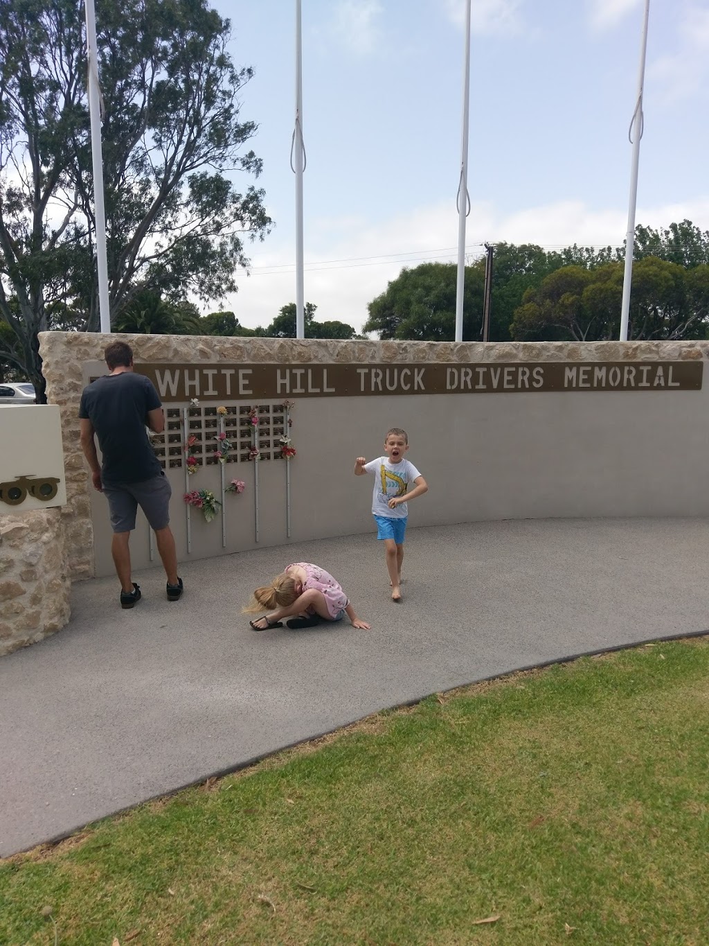 White Hill Truck Drivers Memorial | park | Adelaide Rd, Murray Bridge SA 5253, Australia