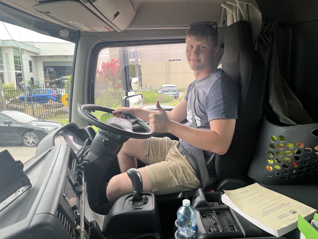 Quang Thanh Cong Truck Driving School | 90 Yarrawa St, Prestons NSW 2170, Australia | Phone: 0412 322 739