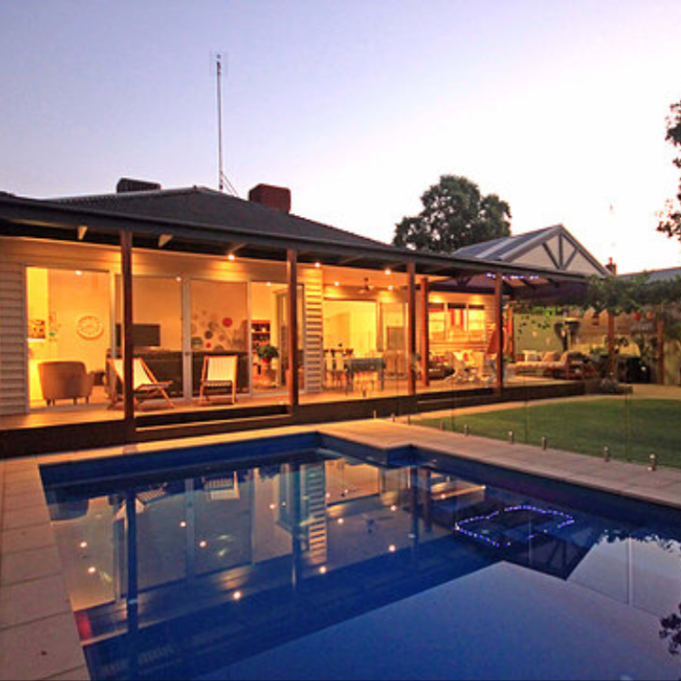 Ace Echuca Holiday House | lodging | 16 Tyler St, Echuca VIC 3564, Australia | 0438375938 OR +61 438 375 938